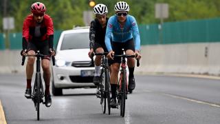 Bisikletlilerin Selanik'ten Samsun'a taşıdığı "Ata toprağı" Düzce'ye ulaştı