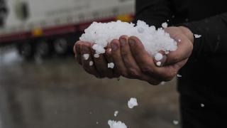 Ankara-Niğde Otoyolu dolu ile beyaza büründü