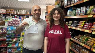 Dükkan sahibini bulamayan öğrenci aldığı suyun parasını masaya bıraktı