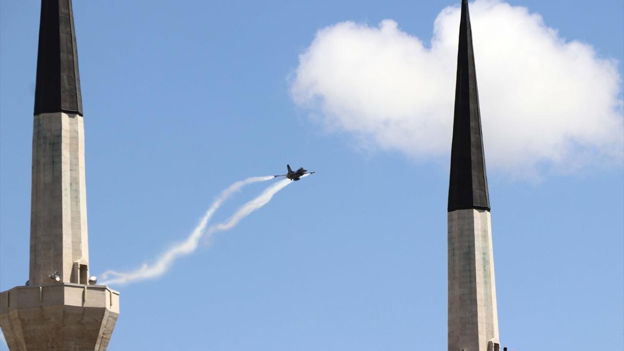 SOLOTÜRK, Fırat Üniversitesinin kuruluşunun 50. yılı dolayısıyla gösteri uçuşu yaptı