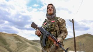 Güvenlik korucusu anne vatan nöbetinde