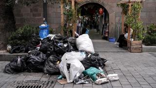 İzmir'de grev: Cadde ve sokaklar çöple doldu