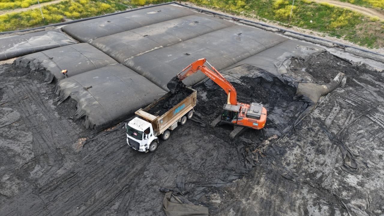 İzmit Körfezi'nde 125 hektarlık alandan 1,1 milyon metreküp dip çamuru temizlendi