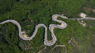 Domaniç Dağları'ndaki kıvrımlı yollar ilkbaharda yeşilin tonlarıyla buluştu