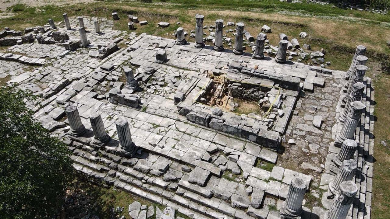 Lagina Hekate Kutsal Alanı'nda kentin giriş kapısı ve dükkanlar açığa çıkarılıyor