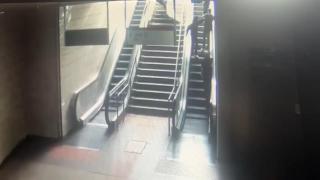 Metro istasyonunda üzerine reklam panosu düşen kadın yaralandı