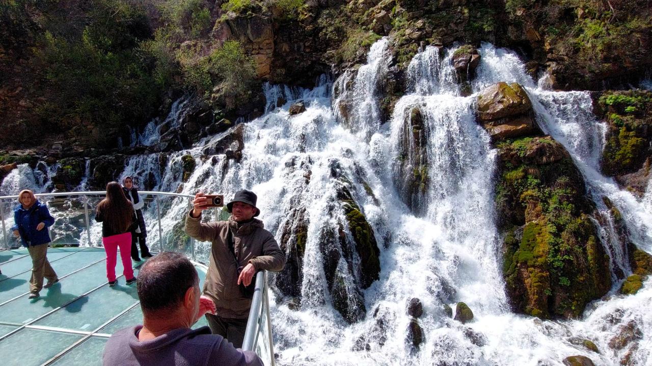 Tomara Şelalesi ziyaretçilerini ağırlamaya başladı