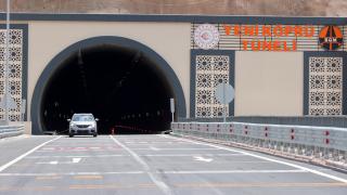 Hakkari-Van kara yolundaki riskli bölgeler tünellerle aşıldı