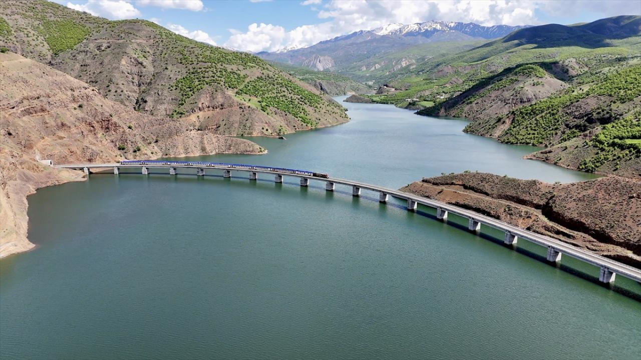 Vangölü Ekspresi'nin güzergahı fotoğraf meraklılarına kartpostallık kareler sunuyor