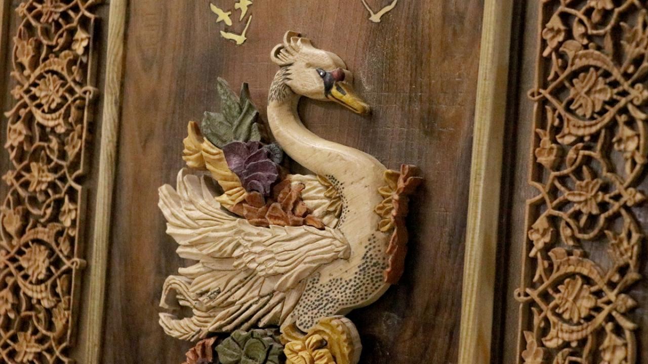 Barok ve hatayi süslemeleriyle kuğu tablosu yaptı