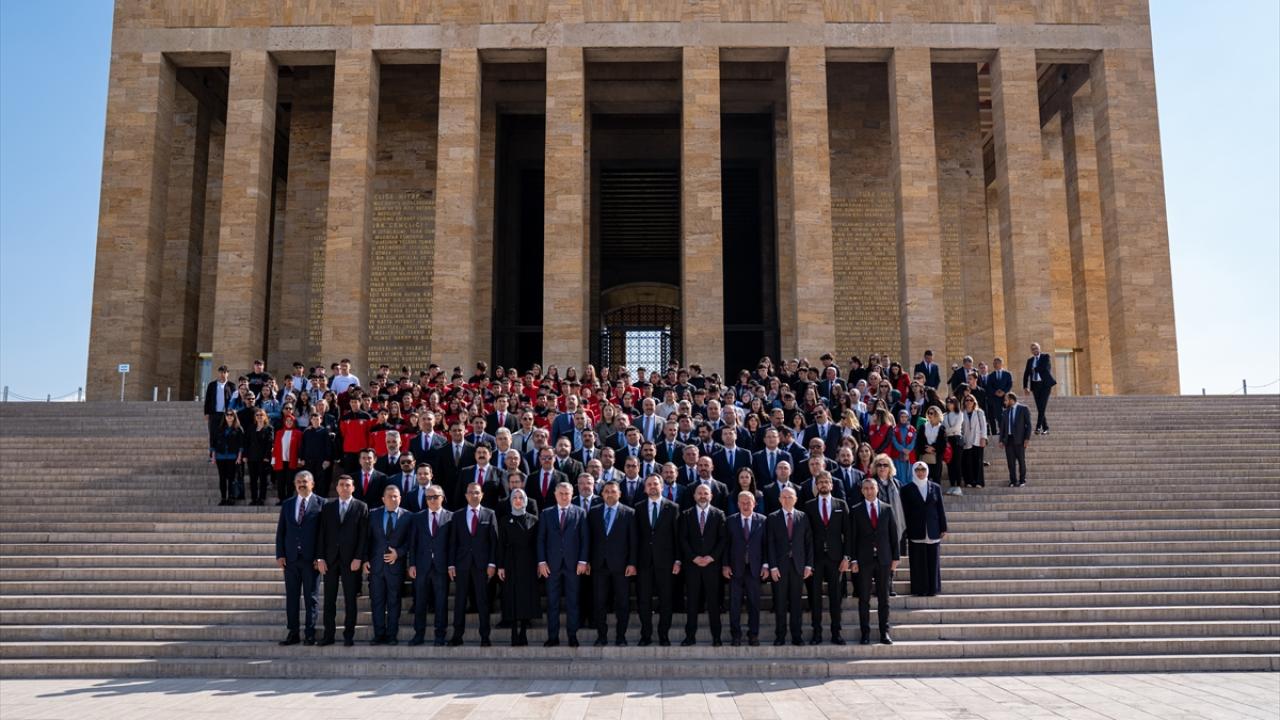 Gençlik ve Spor Bakanı Bak ile beraberindeki heyet, Anıtkabir'i ziyaret etti