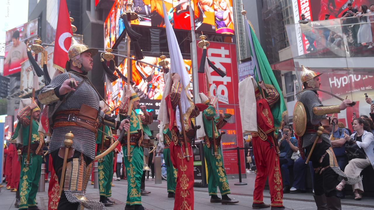 Mehteran Birliği’nden Times Meydanı’nda görkemli gösteri