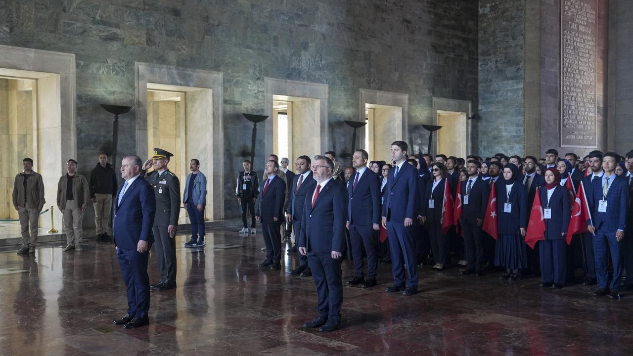 Gençlik ve Spor Bakanı Bak Anıtkabir'i ziyaret etti