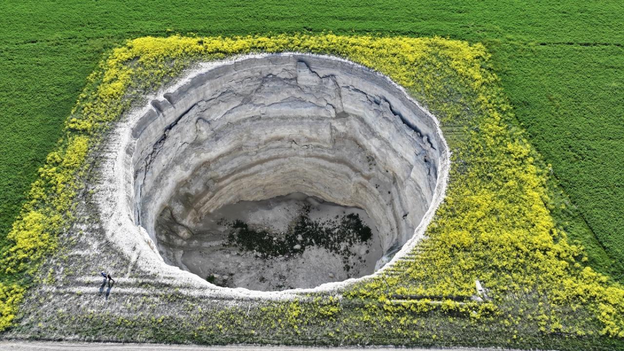 Devasa büyüklükte obruk genişlemeye devam ediyor