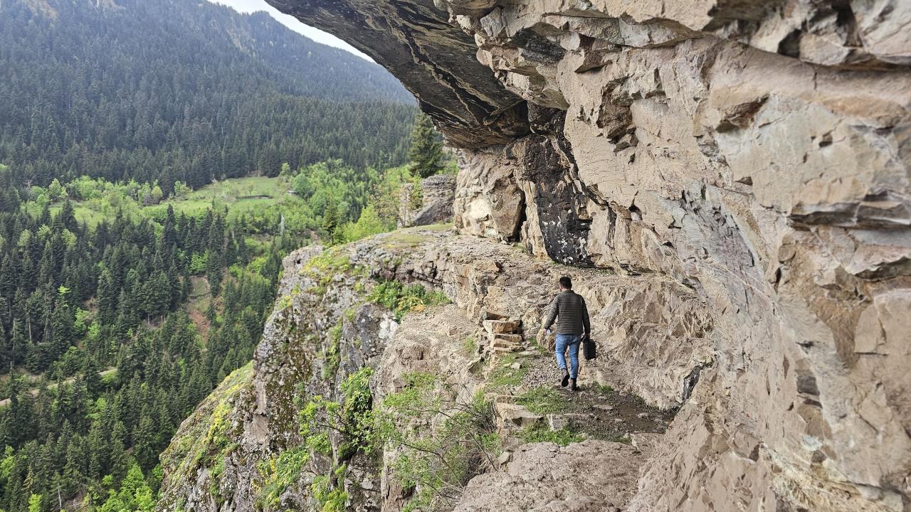 Artvin'de tarihi ticaret yolu drone ile görüntülendi