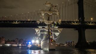 Meksika donanmasına ait gemi Brooklyn Köprüsü'ne çarptı