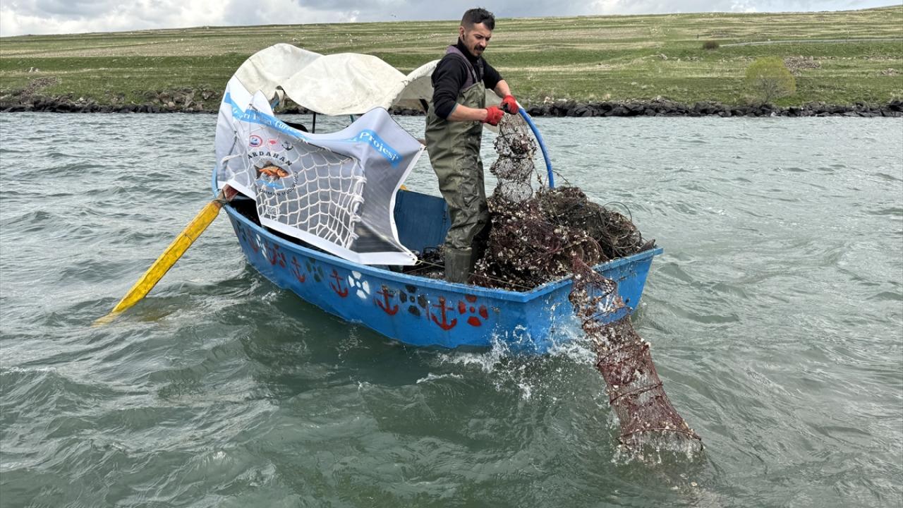 Çıldır Gölü'nün derinliklerindeki hayalet ağlar temizlendi