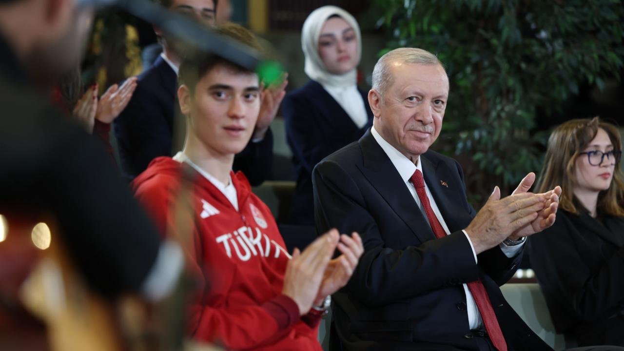 Cumhurbaşkanı Erdoğan, gençler ve milli sporcularla bir araya geldi