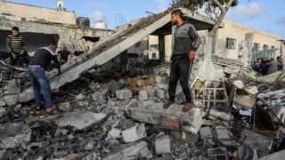 Katil İsrail Gazze'deki Nasır Hastanesi'ni hedef aldı