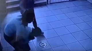 Öğrencisini heimlich manevrasıyla kurtardı