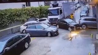 Yokuşta duran kamyon park halindeki araçlara çarptı