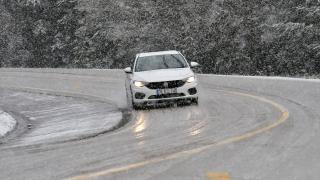 Kars'ın Sarıkamış ilçesi ve yüksek rakımlı geçitler kar yağışıyla beyaza büründü