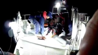 Kayalıklardan düşen genci sahil güvenlik ekipleri kurtardı