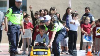 Kırklareli kırsalındaki öğrenciler jandarmanın mobil trafik eğitim aracında bilgilendirildi