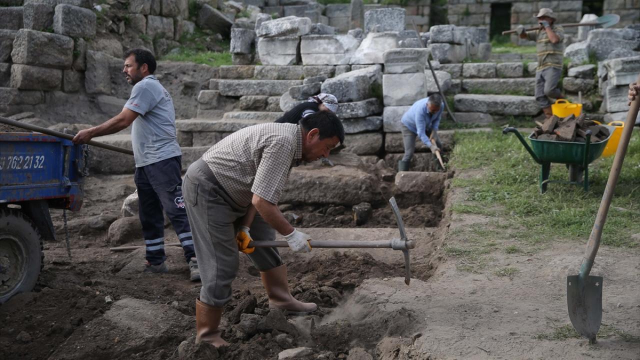 Labraunda Antik Kenti'nin teras duvarları gün yüzüne çıkarılıyor