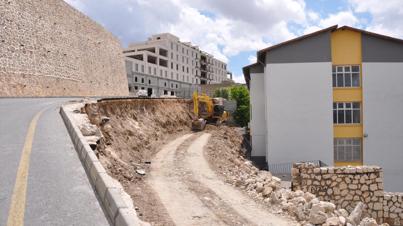 Mardin'de bir kısmı çöken yolda çalışma başlatıldı