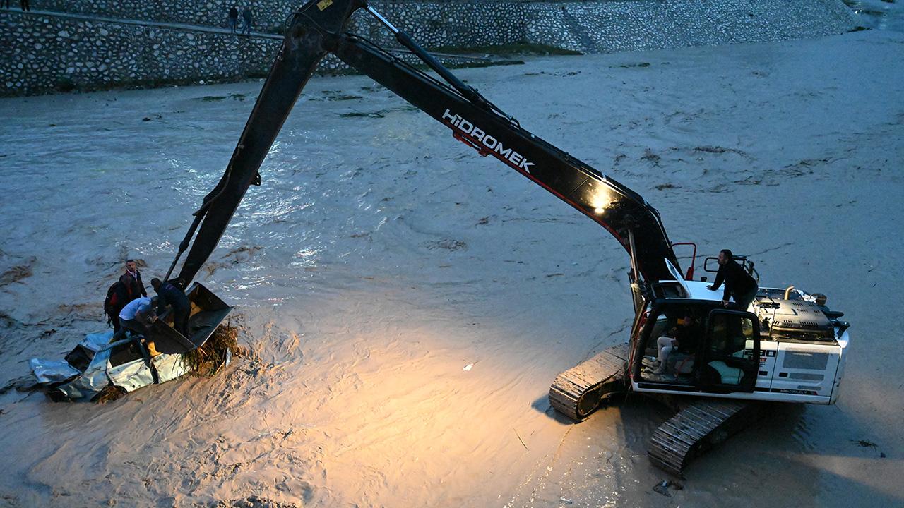 Osmaniye'de sağanak sele yol açtı: Araçlar sürüklendi