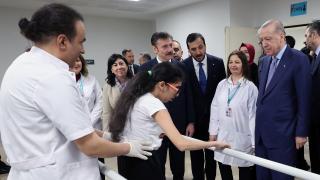Cumhurbaşkanı Erdoğan, açılışını yaptığı hastanede hastaları ziyaret etti