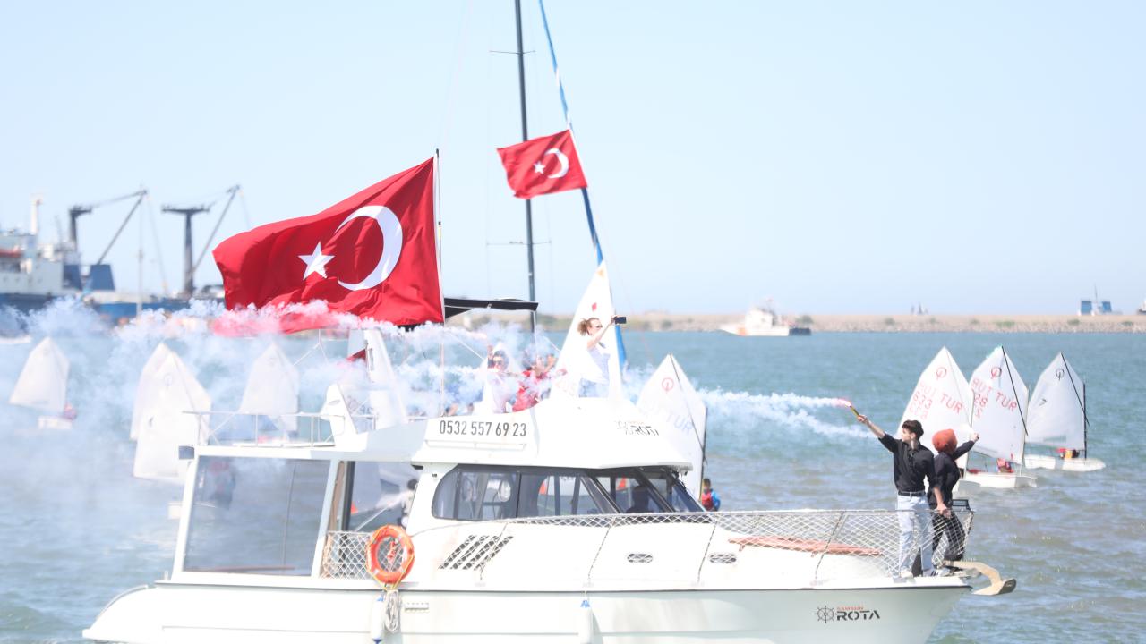 Samsun'da Türk bayrakları ve Atatürk posterleriyle süslenen gemiler geçit töreni yaptı