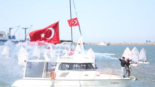 Samsun'da Türk bayrakları ve Atatürk posterleriyle süslenen gemiler geçit töreni yaptı