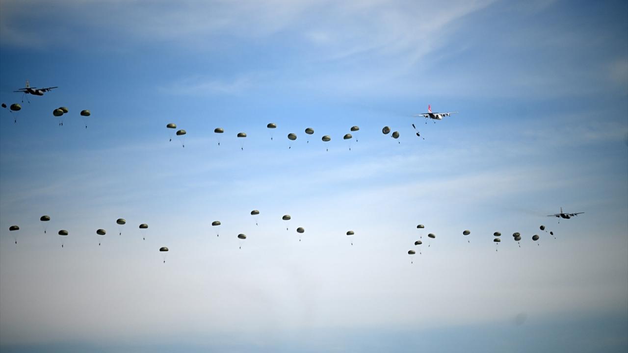 4 bin metre yükseklikten atladılar