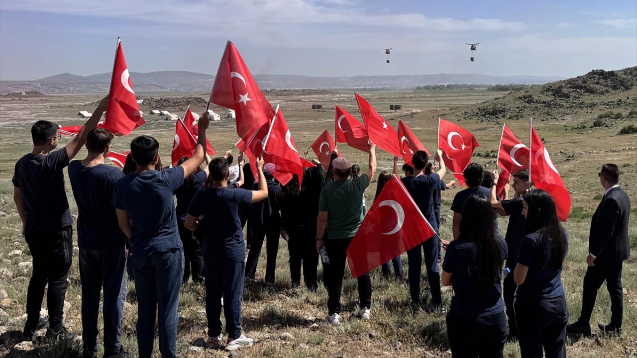 Mehmetçik`i izleyen öğrenciler heyecan yaşadı