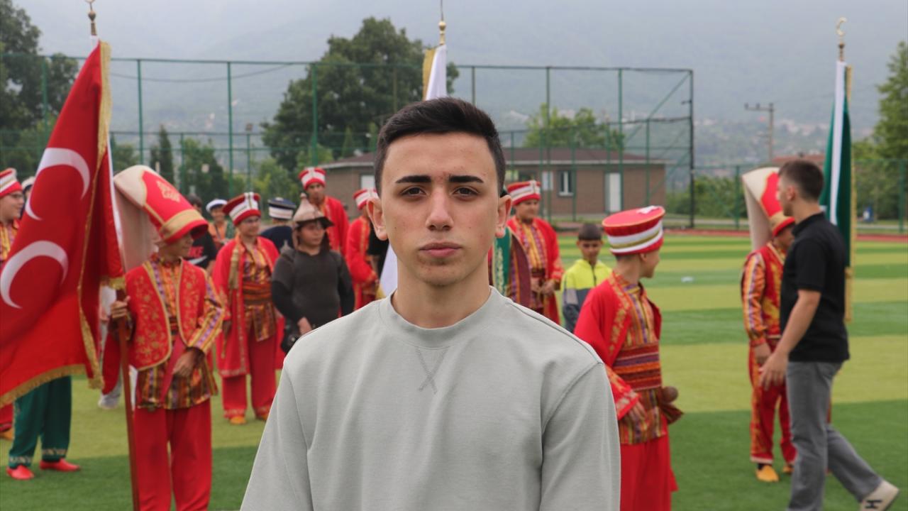 Genç ustalar çocuk mehteranlara el veriyor