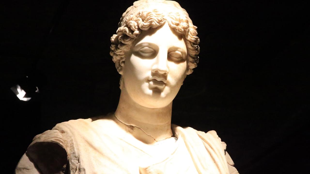 İlgi, Lidya kartalları ve tanrıça Hestia heykelinde odaklanıyor