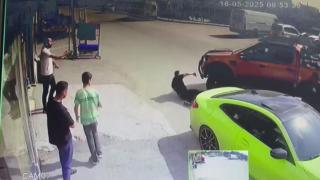 Kamyonetle şaka yapan sürücü, arkadaşının ayağını kırdı