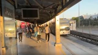 Avcılar'da metrobüs arıza yaptı, yolcular çareyi yürümekte buldu