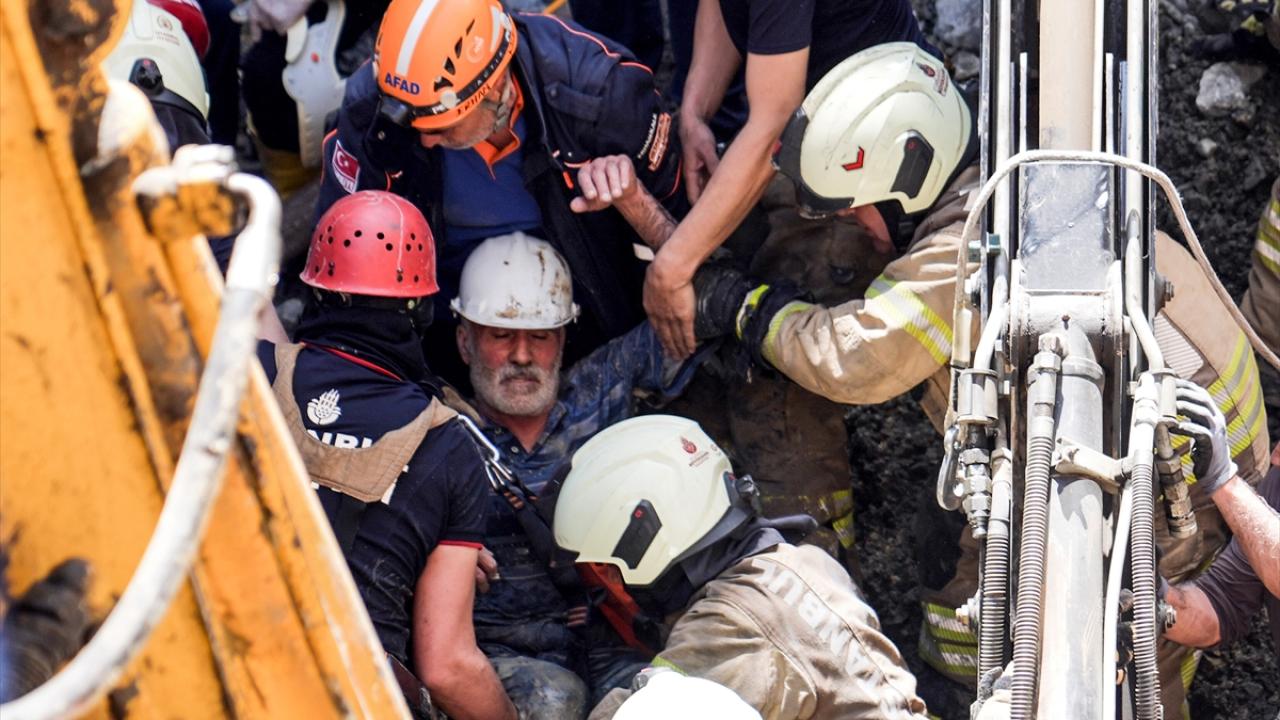Bayrampaşa'da kanalizasyon çalışması sırasında göçük altında kalan işçi kurtarıldı