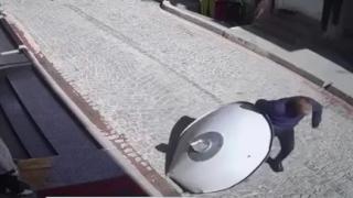 Yolda yürürken üzerine çanak anten düştü