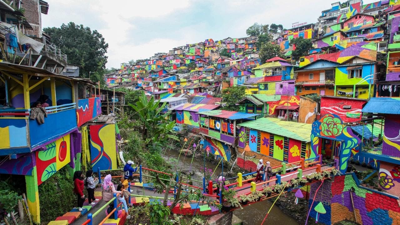 Endonezya'nın yeni renkli mahallesi: Lembur Katumbiri