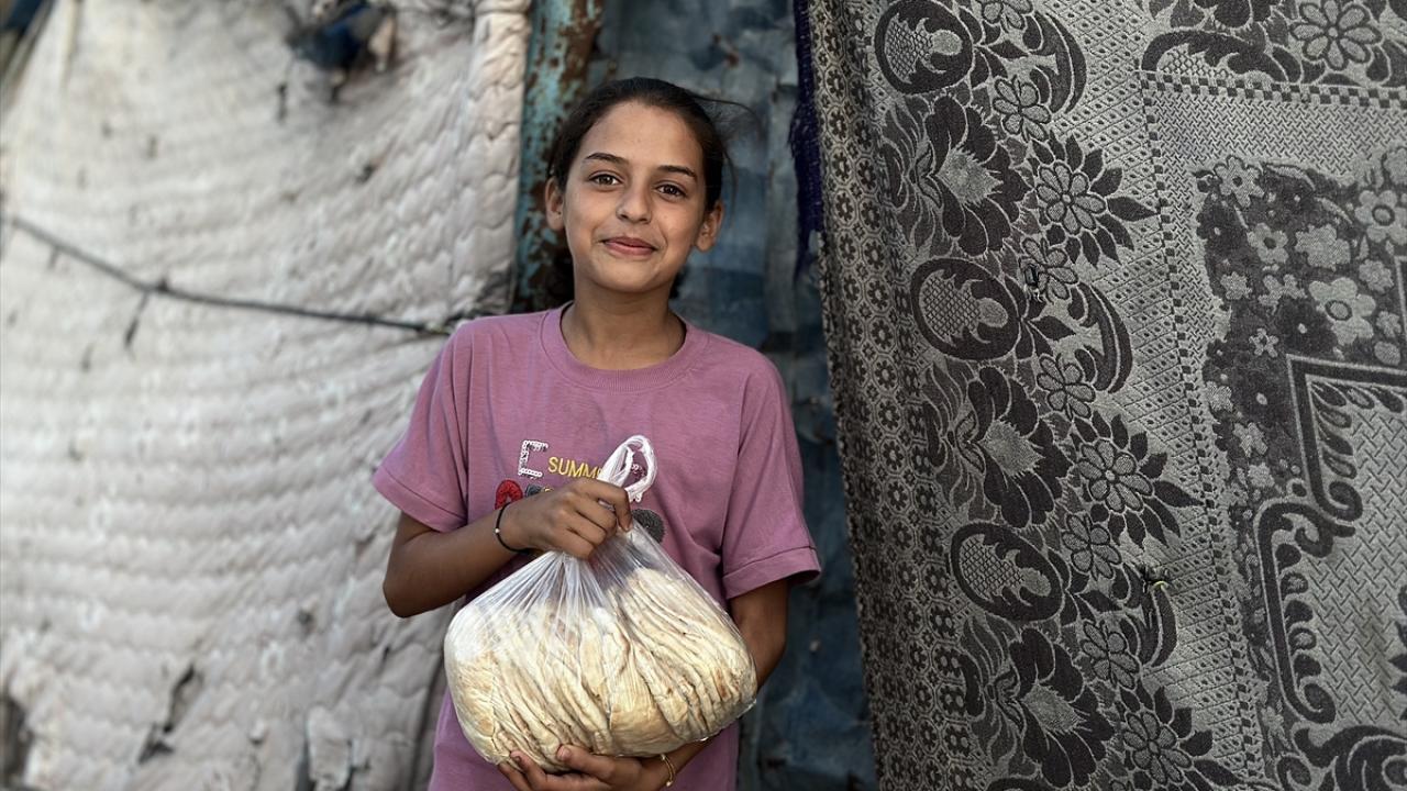 Han Yunus'taki kamplara ekmek dağıtımı yapıldı