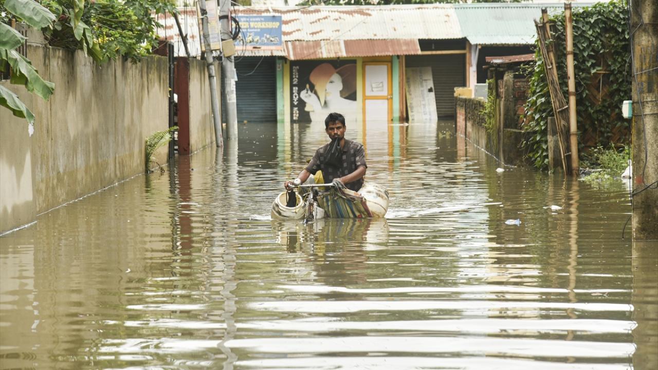 Hindistan'ın Guwahati kentinde şiddetli yağmurlar sele neden oldu