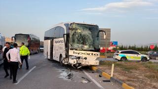 Isparta'da iki otobüsün çarpıştığı kazada 28 kişi yaralandı: Kaza anı kamerada