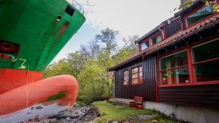 Norveç'te dev kargo gemisi evin bahçesine girdi