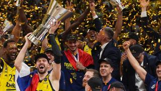 Şampiyon Fenerbahçe Beko kupasını aldı