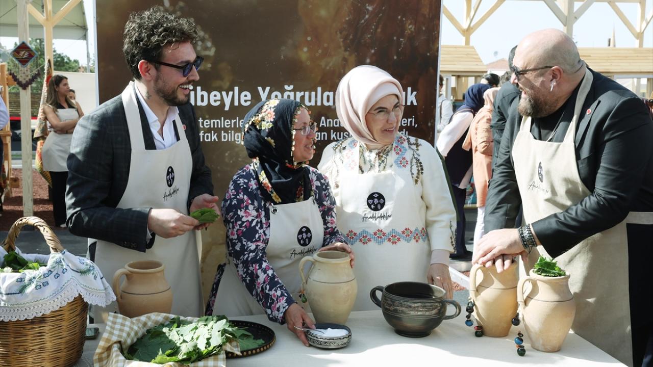 Şefler, asma yaprağı salamura etti