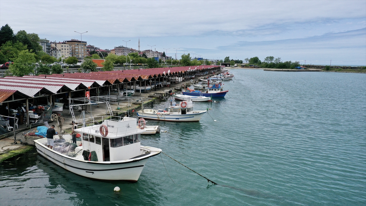 Giresun`da kıyı balıkçıları bakımlarını sürdürüyor